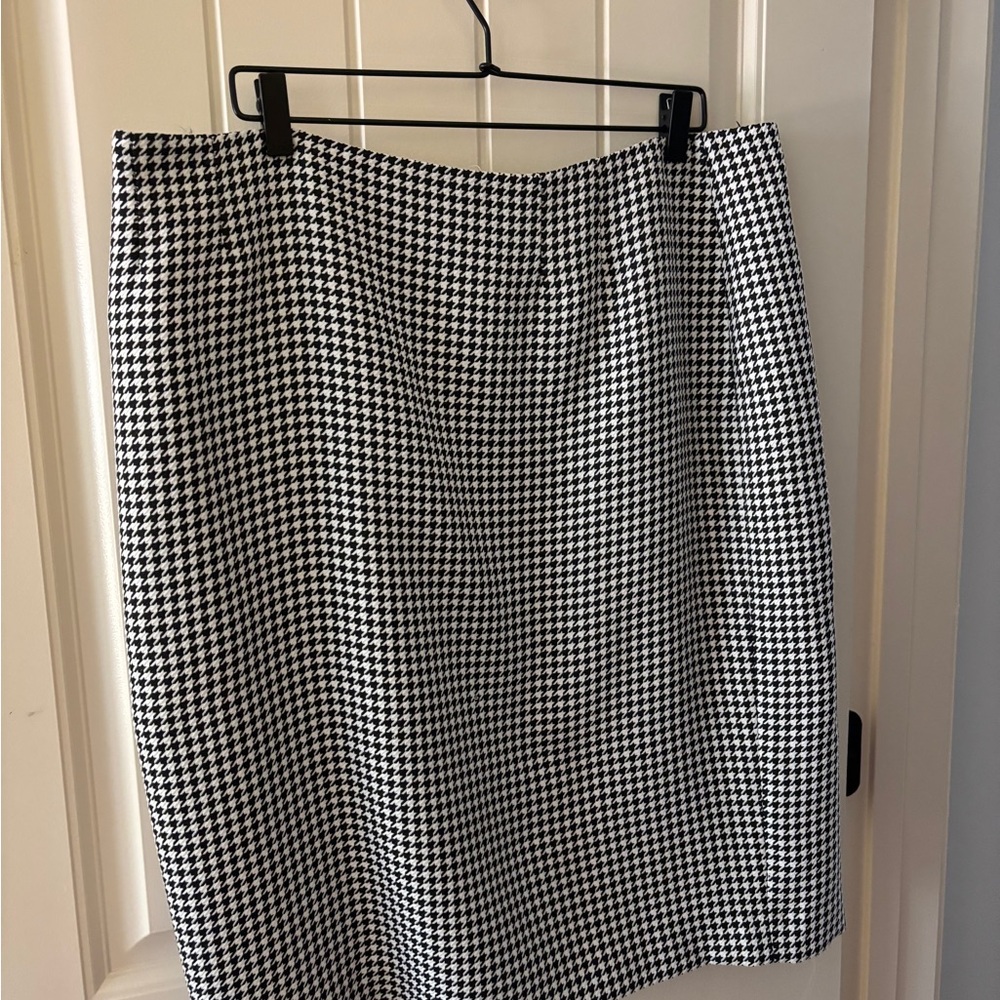 Classic Black and White Houndstooth Skirt